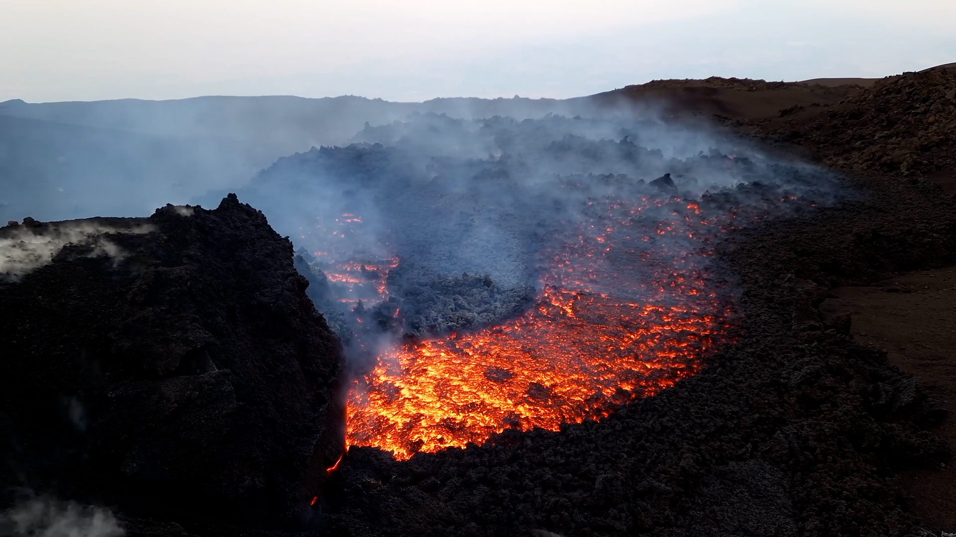 colata lavica a 3mila metri sull8217etna aperta una nuova bocca effusiva allerta arancione per i voli da e per catania