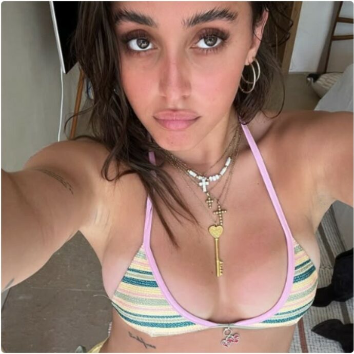 “Quanti ritocchini, eri così bella al naturale”, Giulia Stabile rompe il silenzio dopo le critiche degli haters: “Sto imparando ad accettarmi e valorizzarmi”