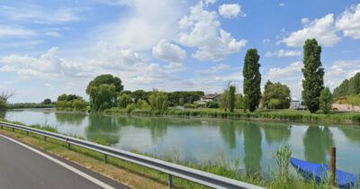 Copertina di L’auto sbanda e finisce nel fiume: il bambino resta intrappolato. Salvato dai vigili del fuoco, è in gravi condizioni