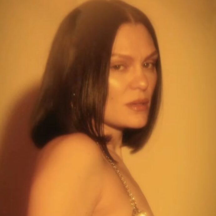 “Devo fare un altro intervento. La vita è così, o mi arrabbio o mi adatto”: Jessie J si opera di nuovo dopo la mastectomia per il cancro al seno