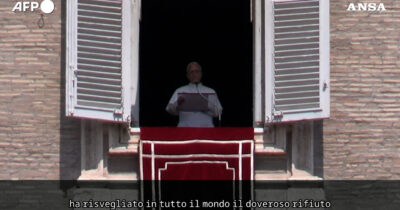 Copertina di Il Papa invoca la pace all’Angelus: “Il mondo rifiuta la guerra, i leader non ignorino i più deboli”