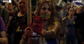 Migliaia di persone in piazza a Tel Aviv per chiedere lo stop alla guerra a Gaza