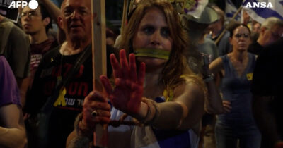 Copertina di Cartelli e foto con ostaggi in piazza a Tel Aviv: in migliaia protestano contro il governo Netanyahu – Video