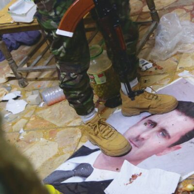 Copertina di “26mila foto, il cibo e i calzini: così abbiamo svelato gli orrori di Assad”