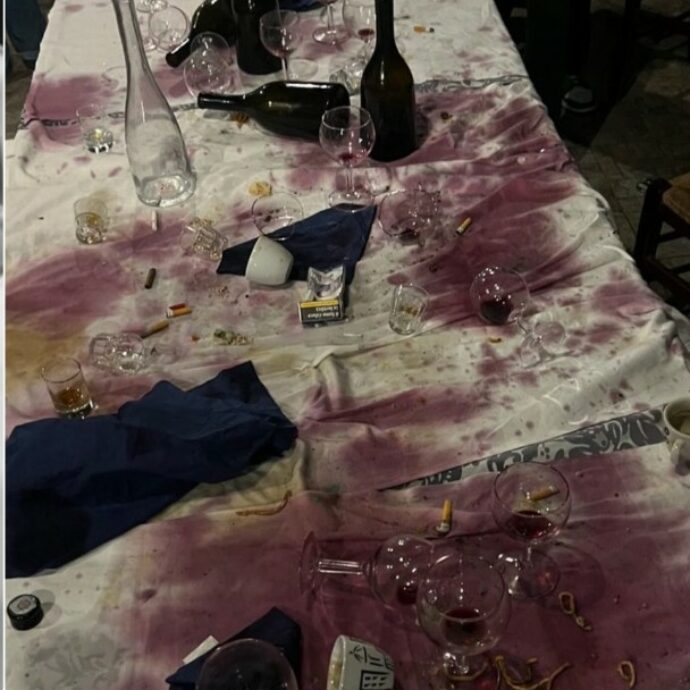 “Maleducato e menefreghista, la fama ti ha dato alla testa”: Olly travolto dalle critiche per la tavola devastata a fine cena – IL VIDEO