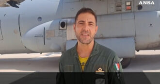 Copertina di “Solo case distrutte e sabbia, non resta niente”: parla il pilota italiano che ha lanciato gli aiuti su Gaza