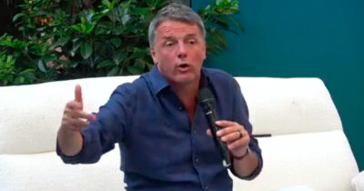 Copertina di Renzi e l’inglese di Urso: “È un asino”. E canta una parodia della canzone ‘Nella vecchia fattoria’