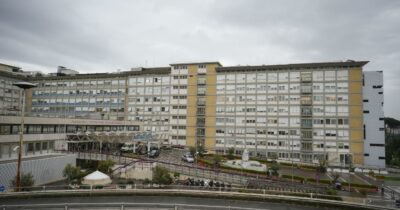 Copertina di Bimbo di quattro anni muore per un colpo di calore. I genitori: “Lo abbiamo trovato in auto privo di sensi”