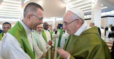 Copertina di Il parroco di Pax Christi Nandino Capovilla respinto in aeroporto a Tel Aviv: “Ragioni di sicurezza pubblica”
