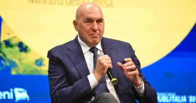 Copertina di “Il governo di Netanyahu ha perso ragione e umanità: cacciare un popolo dalla sua terra non è liberazione”: Crosetto spezza il mutismo dell’Italia