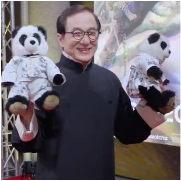 “Sveglia alle 5.30, punizioni fisiche e allenamenti estenuanti. La mattina mi fratturavo l’anca e il pomeriggio mi addestravo”: parla Jackie Chan