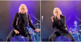 Copertina di Riccardo Fogli choc sul palco: “Si è ‘schitarrato’ le parti intime”. Il video dell’esibizione è virale