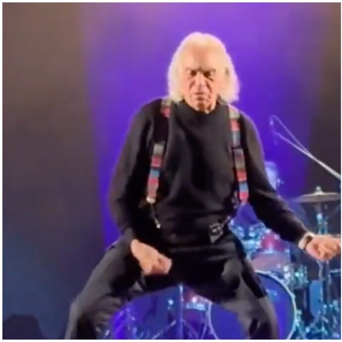 Riccardo Fogli choc sul palco: “Si è ‘schitarrato’ le parti intime”. Il video dell’esibizione è virale