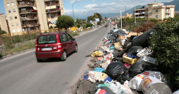 Multe fino a 18mila euro per chi lancia rifiuti dalle auto: nelle aree protette c’è anche l’arresto