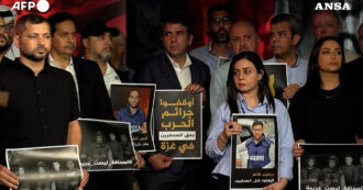 Copertina di In silenzio mostrando le foto delle vittime: i giornalisti di Al Jazeera protestano dopo gli attacchi ai giornalisti