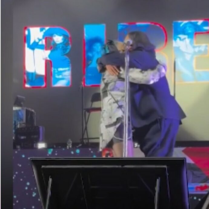 Renato Zero e Loredana Bertè fanno pace a sorpresa dopo 30 anni: “Siamo i migliori anni della nostra vita”, poi l’abbraccio sul palco – VIDEO