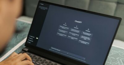 Copertina di “Da dicembre ChatGpt inizierà a ‘trattare gli utenti adulti come adulti’ e potrà creare materiale erotico”: l’annuncio di Sam Altman