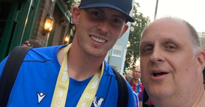 “Pago io da bere”: il portiere Dean Henderson diventa l’eroe dei tifosi dopo la vittoria del Crystal Palace in Community Shield