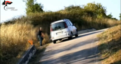 Copertina di Incendio boschivo a Montemiletto: 58enne beccato dalle telecamere mentre appicca il rogo