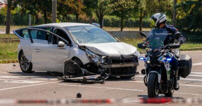 Copertina di Milano: investita da un’auto rubata, morta una donna di 71 anni. Dopo lo schianto 4 persone sono fuggite a piedi