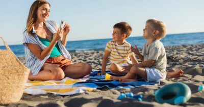 Copertina di “Mamma basta, smettila col cellulare”: bimbo sgrida la madre che scatta troppe foto per i social, la lezione in spiaggia