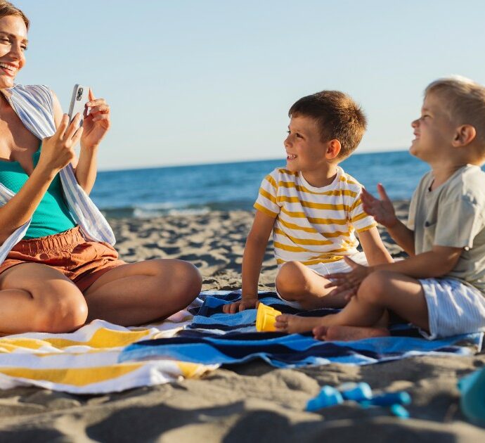 “Mamma basta, smettila col cellulare”: bimbo sgrida la madre che scatta troppe foto per i social, la lezione in spiaggia
