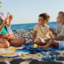Copertina di “Smettila col cellulare”: bimbo sgrida la madre che scatta troppe foto per i social, la lezione in spiaggia