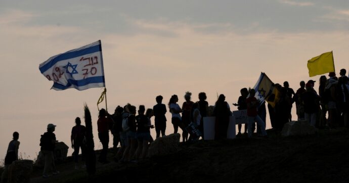 La protesta di 500 donne israeliane: in marcia al confine con Gaza contro la continuazione della guerra