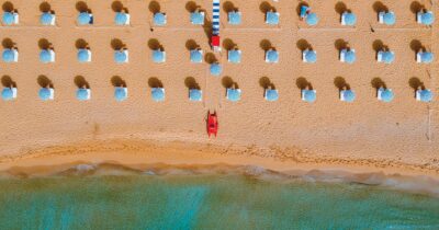 Copertina di Molti italiani non hanno i soldi per le vacanze (e non da oggi)