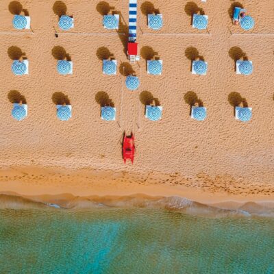 Copertina di Molti italiani non hanno i soldi per le vacanze (e non da oggi)