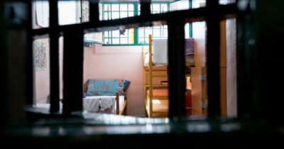 Copertina di Preservativi distribuiti in carcere a Pavia per “motivi terapeutici”, il Dap protesta: “A rischio la sicurezza”. Antigone: “Sesso in cella è tabù”