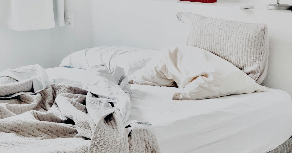 “Vomito sulle lenzuola, sangue in bagno e cacca sul water. Quel resort è un inferno”: la denuncia della turista è virale