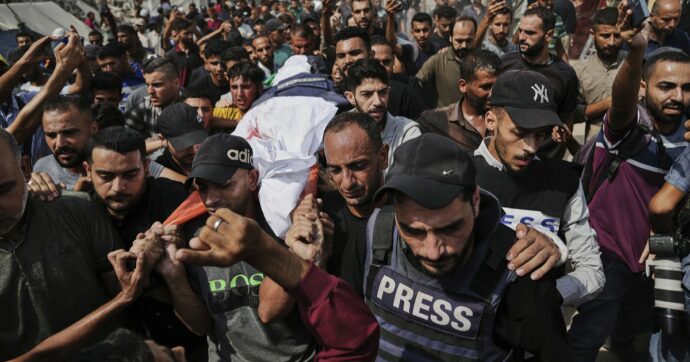 Gaza, la strage senza fine dei giornalisti palestinesi: 238 quelli uccisi da Israele. “Crimini di guerra”