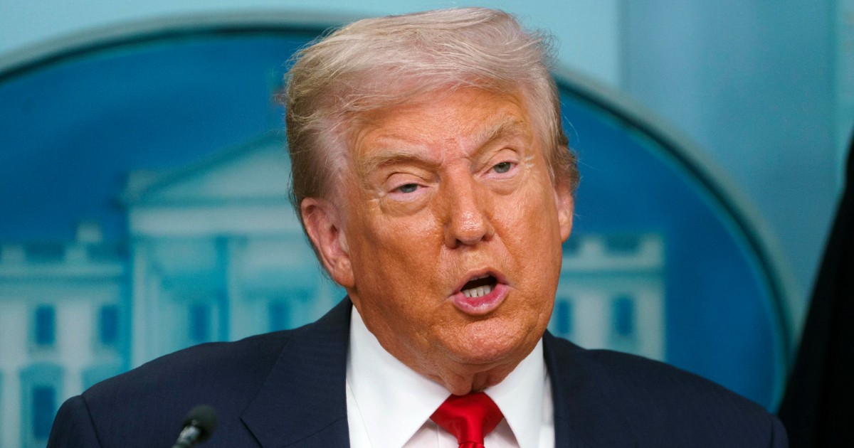 Trump schiera la Guardia Nazionale a Washington: “La salverò dal crimine e dallo squallore”. Proteste fuori dalla Casa Bianca