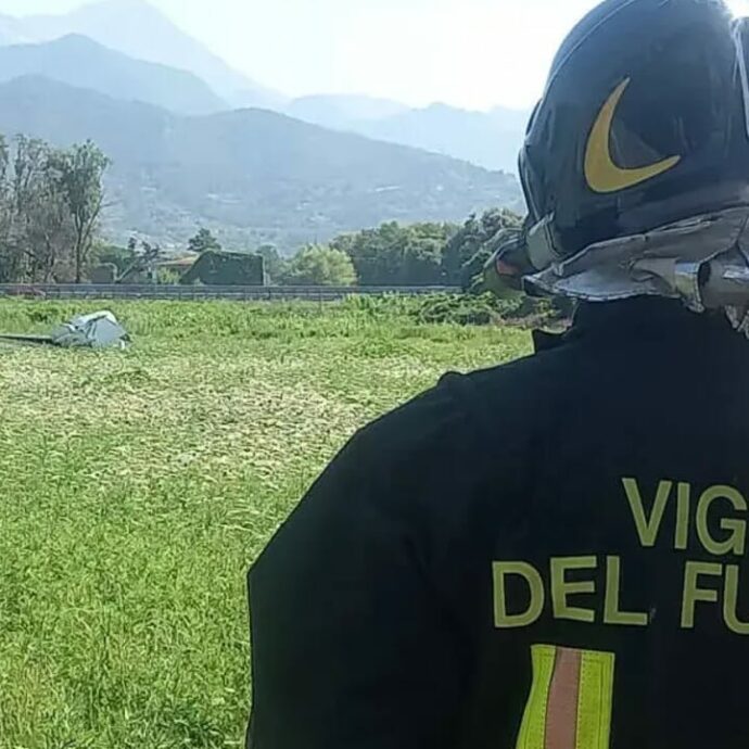 Vannis Marchi, il fondatore di Liu Jo si schianta con il suo aereo ultraleggero accanto all’autostrada a Forte dei Marmi: “Ricoverato, è in buone condizioni”