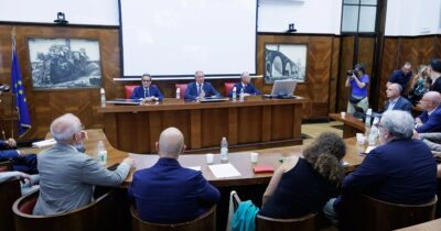 Copertina di Ilva, intesa sulla decarbonizzazione degli impianti. Firmano anche Emiliano e il sindaco di Taranto. Ma ancora nessuna certezza sui tempi