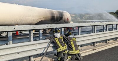 Copertina di Autocisterna di Gpl in fiamme sull’A1, riaperto il tratto tra Orte e Roma Nord: ancora code e disagi
