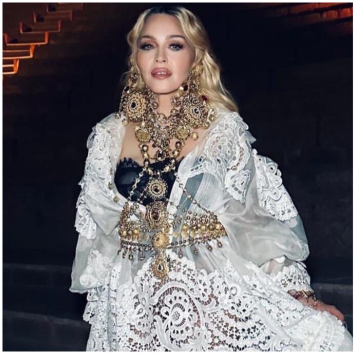 “Vada a Gaza e porti la sua luce ai bambini prima che sia troppo tardi”: l’appello di Madonna a Papa Leone XIV