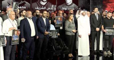 Copertina di Giornalisti uccisi a Gaza, la veglia dei colleghi nella redazione di di Al Jazeera: “Contro di loro accuse infondate”