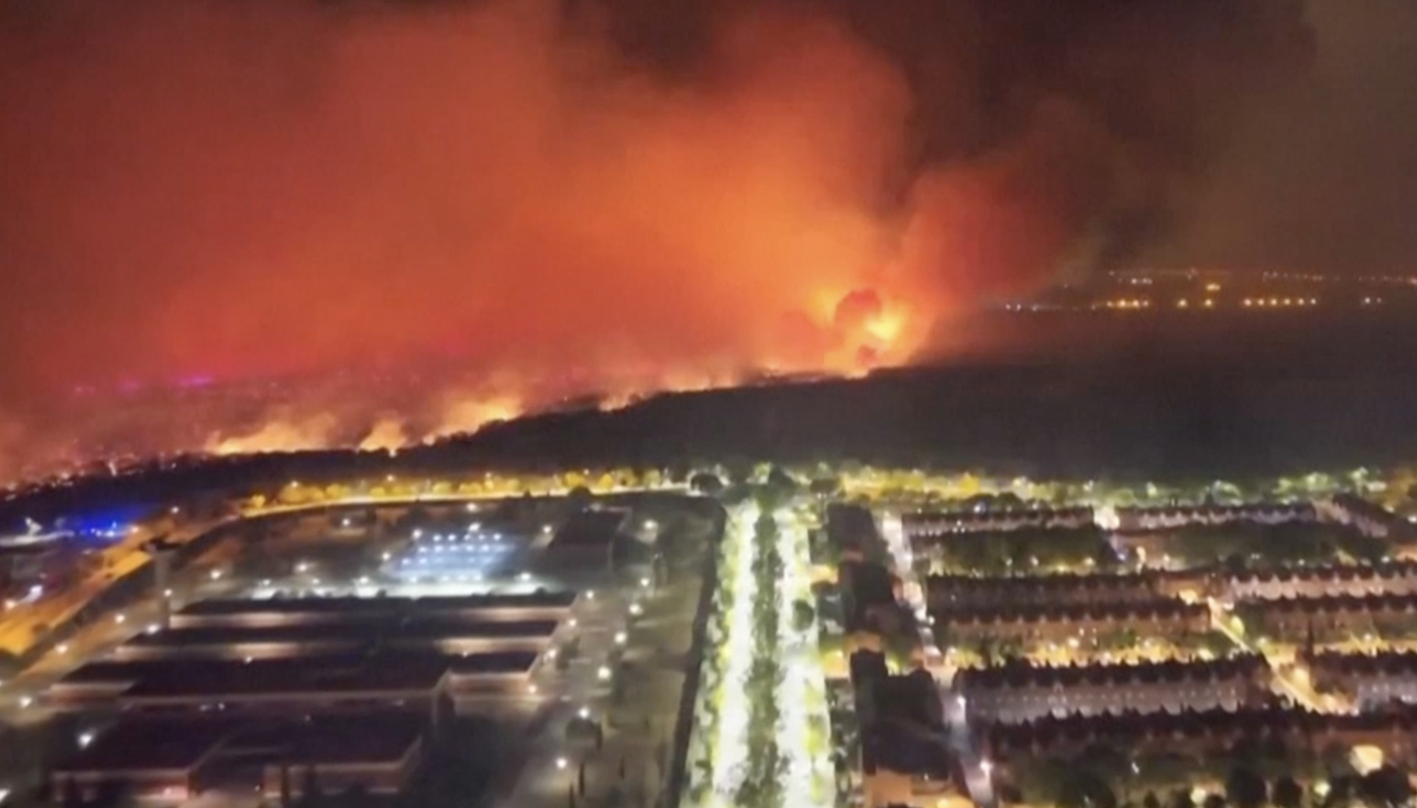 Le immagini dall’alto dell’incendio boschivo divampato a nord di Madrid Le immagini dall’alto dell’incendio boschivo divampato a nord di Madrid