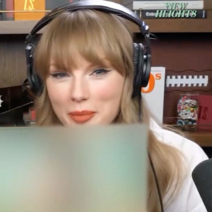 Taylor Swift va ospite del podcast del fidanzato e annuncia il nuovo album The Life of a Showgirl: la scelta della data e gli indizi nascosti