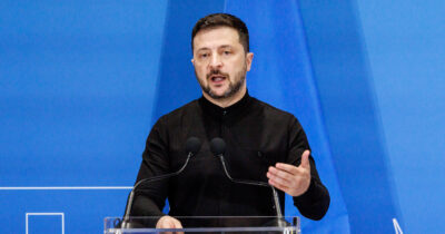 Copertina di Ucraina, Telegraph: “Zelensky pronto a cedere territori”. Lui: “Mosca prepara una nuova offensiva”