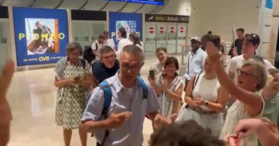 Copertina di “Free, free Palestine”: cori e applausi al rientro di don Nandino Capovilla in Italia – Video