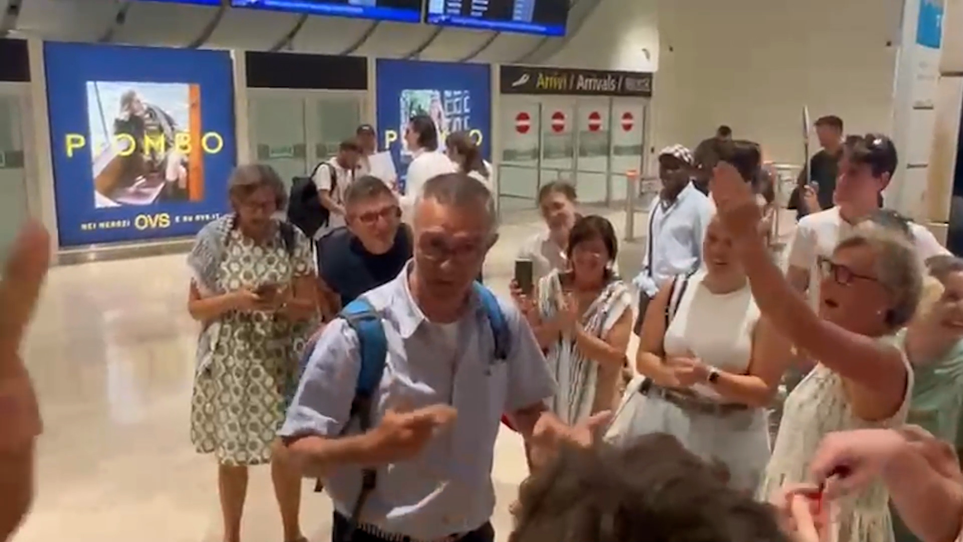 “Free, free Palestine”: cori e applausi al rientro di don Nandino Capovilla in Italia – Video