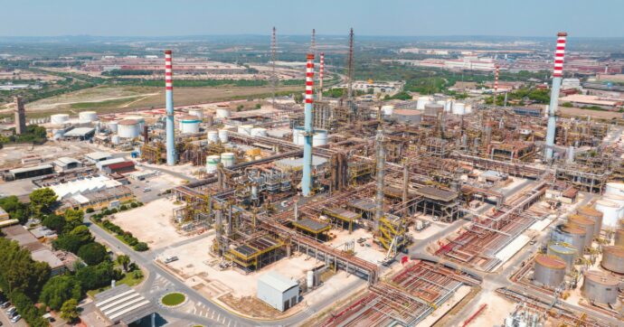 Ilva, Jindal è fuori: in corsa per l’intero gruppo solo i fondi Bedrock e Flacks group. Uilm: “Flop di Urso e commissari, ora nazionalizzare”