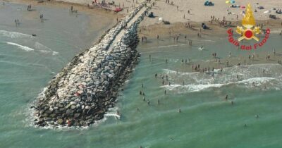 Copertina di Trovato morto  il bimbo scomparso in mare
