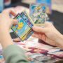 Copertina di Malpensa, sequestrate carte Pokémon e One Piece per un valore di 27mila euro: multato il viaggiatore che non le ha dichiarate