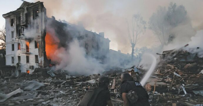 Ucraina, Zelensky: “Restiamo in Donbass”. Ma i russi sfondano a Pokrovsk
