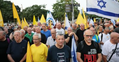 Copertina di “Basta con la guerra inutile a Gaza”: riservisti dell'esercito ed ex piloti israeliani protestano davanti alla sede delle Idf a Tel Aviv