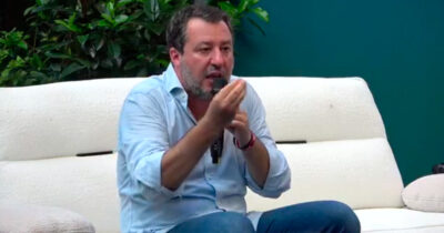 Copertina di Salvini: “Von der Leyen? Al summit con Trump e Putin può solo portare da bere”. Attacchi a Conte, a Landini e al Pd